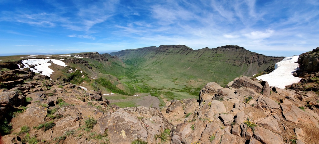 One of the most photographed places in Oregon, Kiger Gorge is a massive, 6,500-foot wide, U-shaped valley. This 2,000-foot canyon is a truly profound natural wonder.